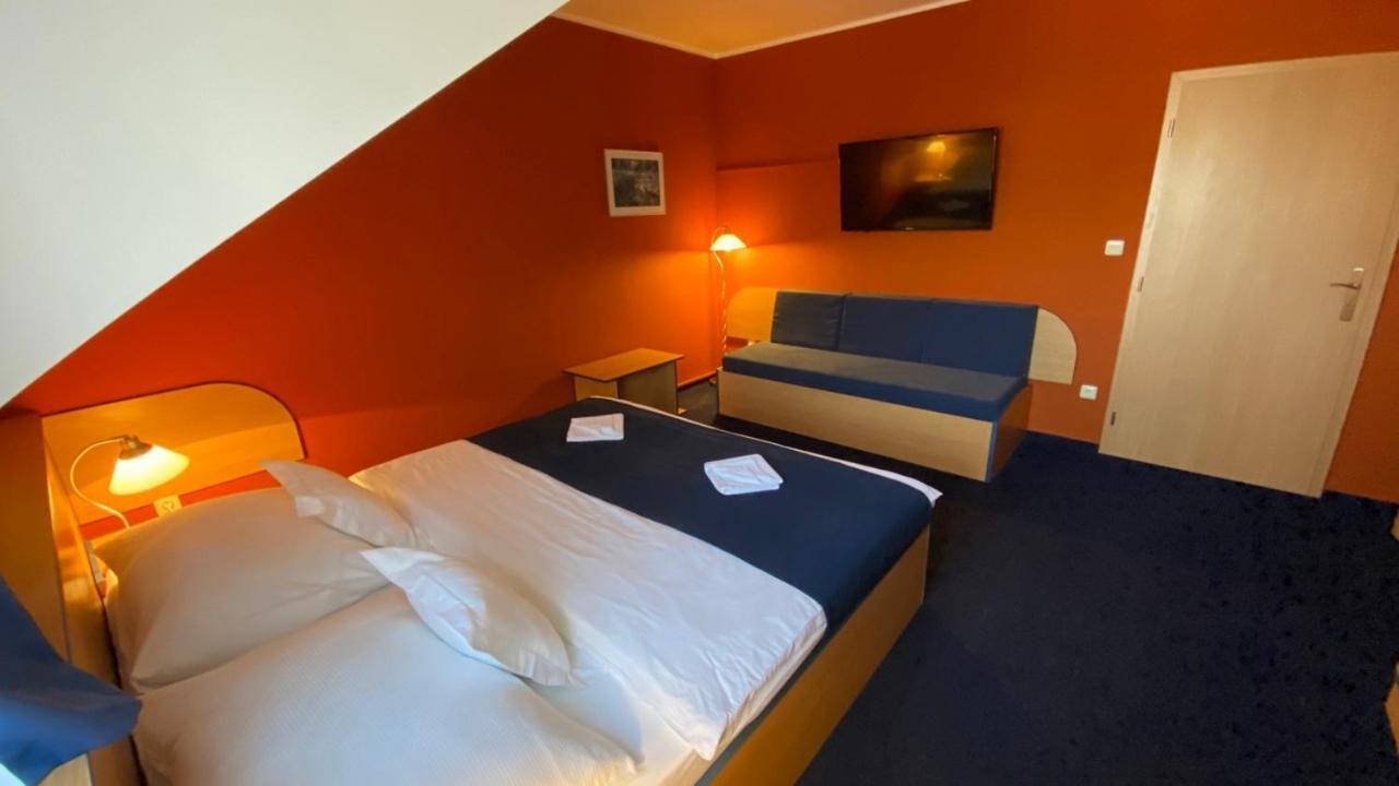 Hotel U Milina Exteriör bild