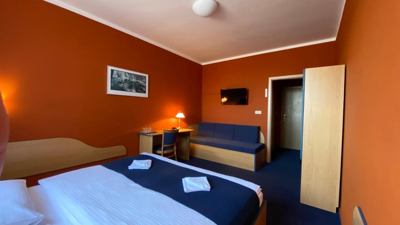 Hotel U Milina Exteriör bild