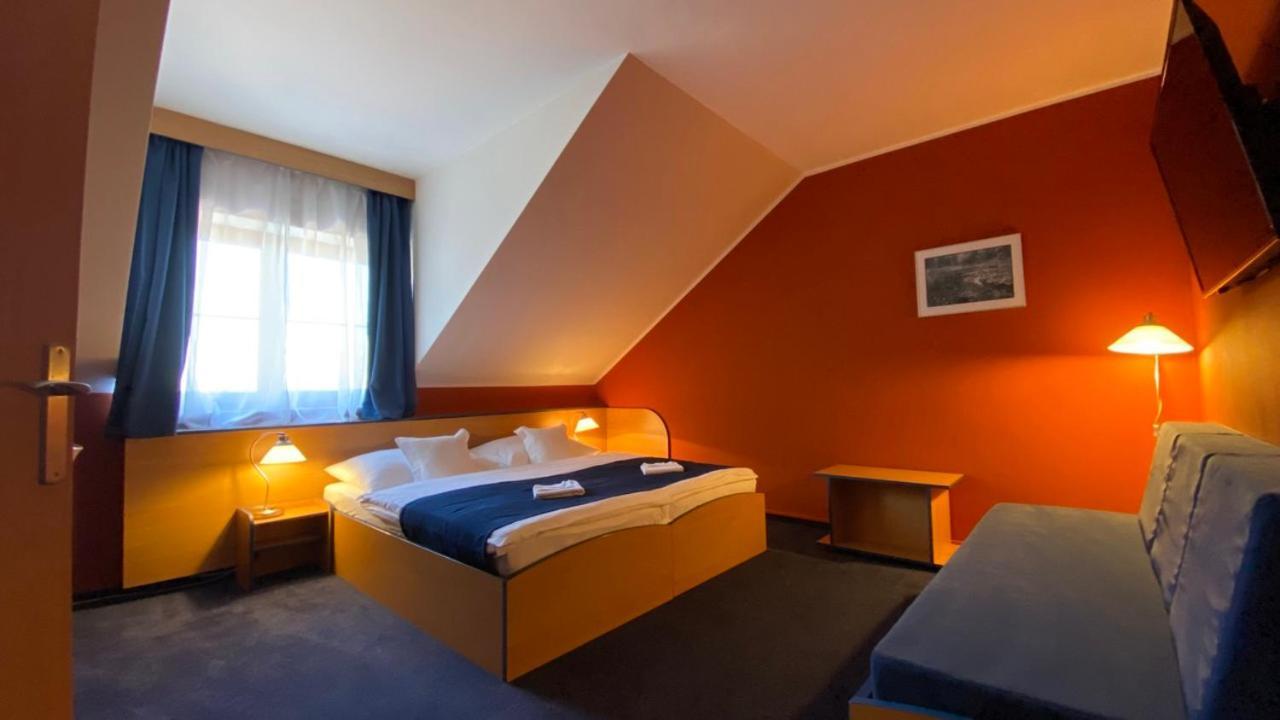 Hotel U Milina Exteriör bild