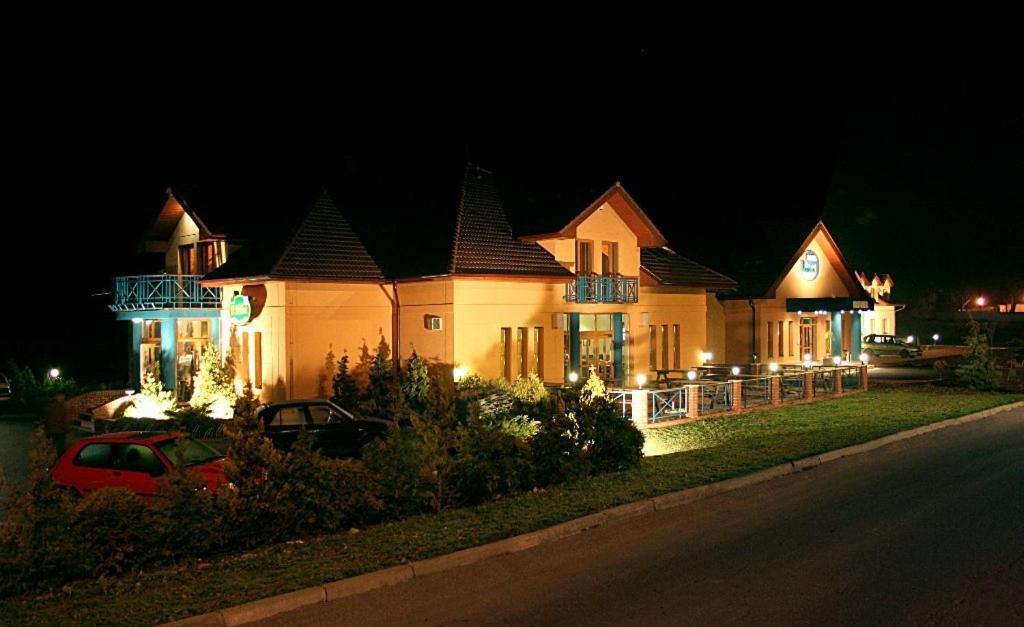 Hotel U Milina Exteriör bild