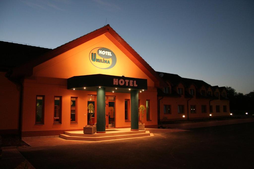 Hotel U Milina Exteriör bild